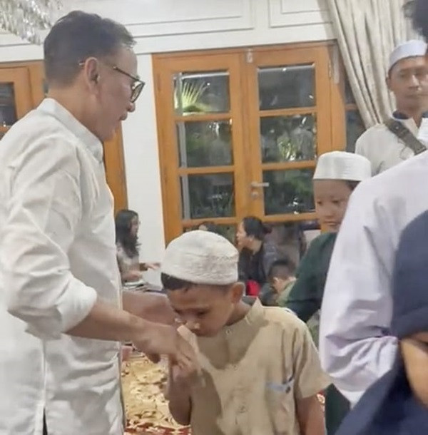 
					Wakil Ketua Dewan Pembina DPP Partai Gerindra, Iwan Bule, Adakan Syukuran dengan Anak Yatim di Jakarta Selatan