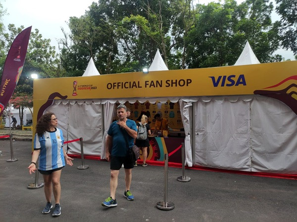 
					Meriahnya Piala Dunia U-17 2023: Suporter dari Berbagai Negara Berebut Merchandise Resmi di Stadion Si Jalak Harupat